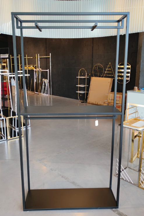 Perchero tubo cuadrado barras con moviles ganchos y una balda y base color negro