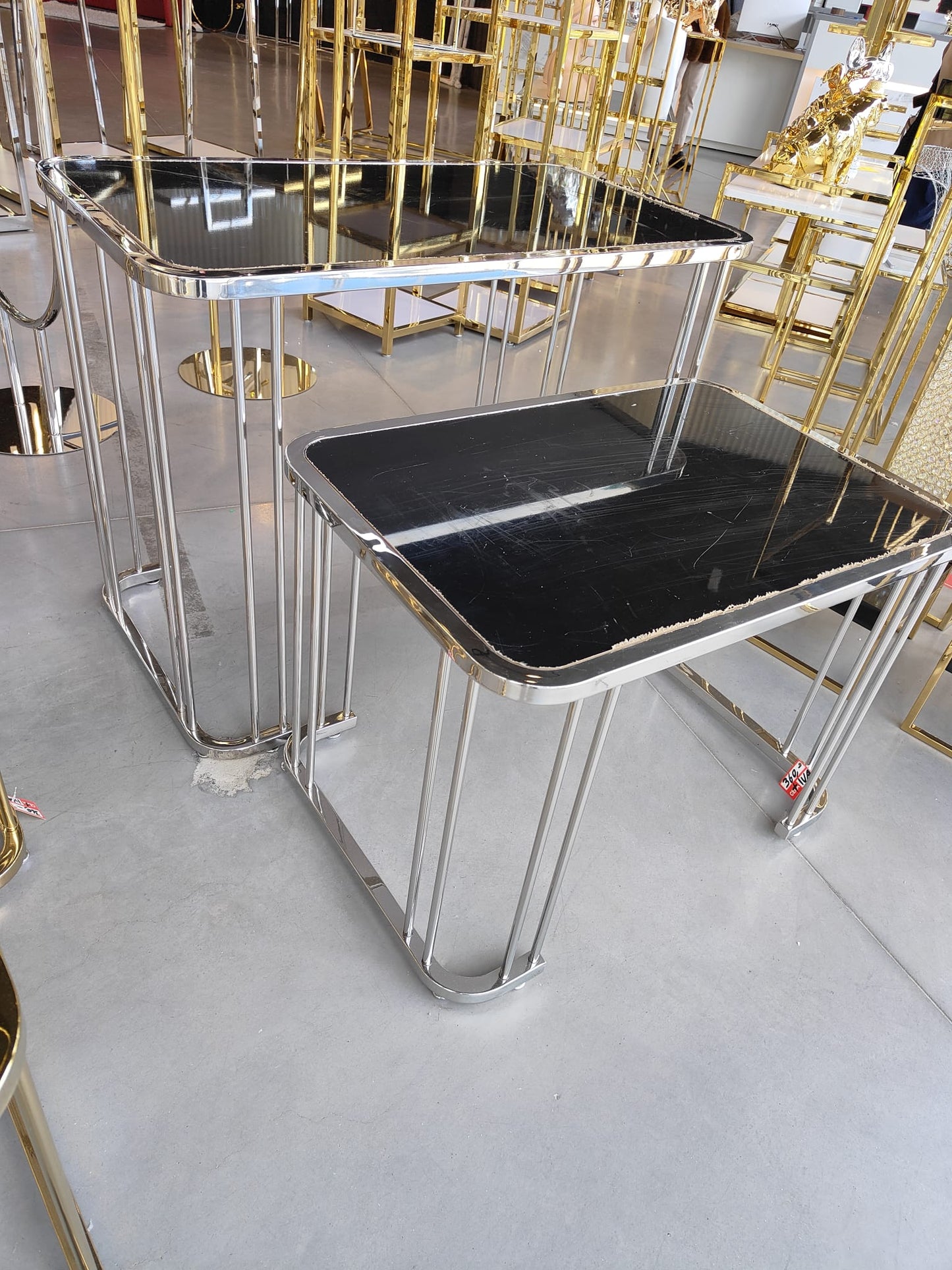 Juego de 2 mesas plata expositoras con tablero de madera en negro y blanco