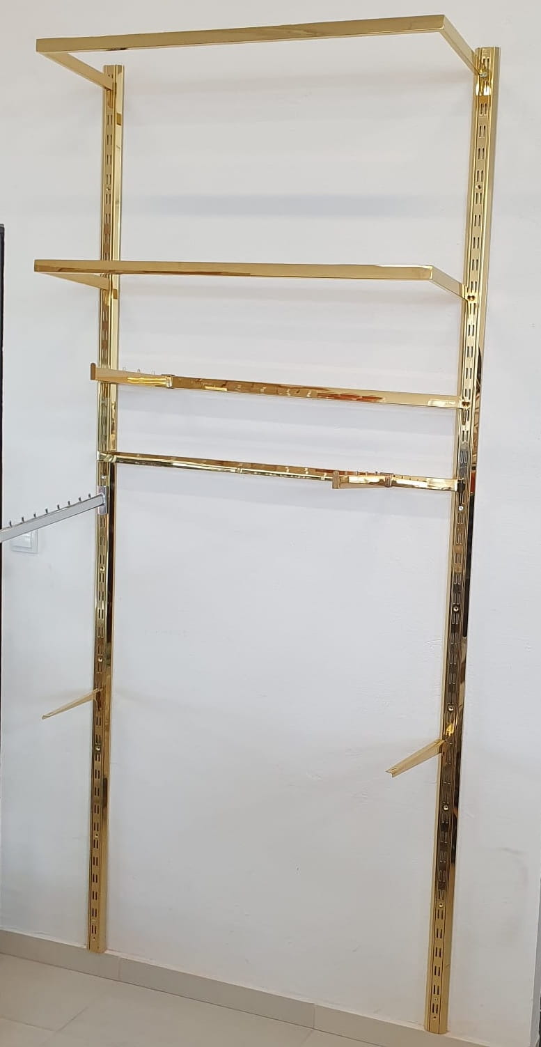 Tira de metal color dorado con carcasa