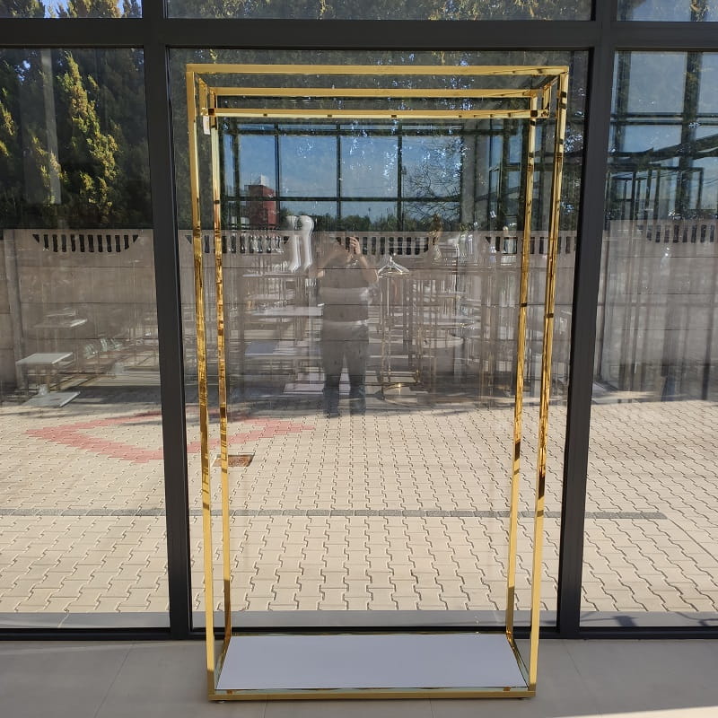 Perchero dorado tubo cuadrado con una barra y base de madera