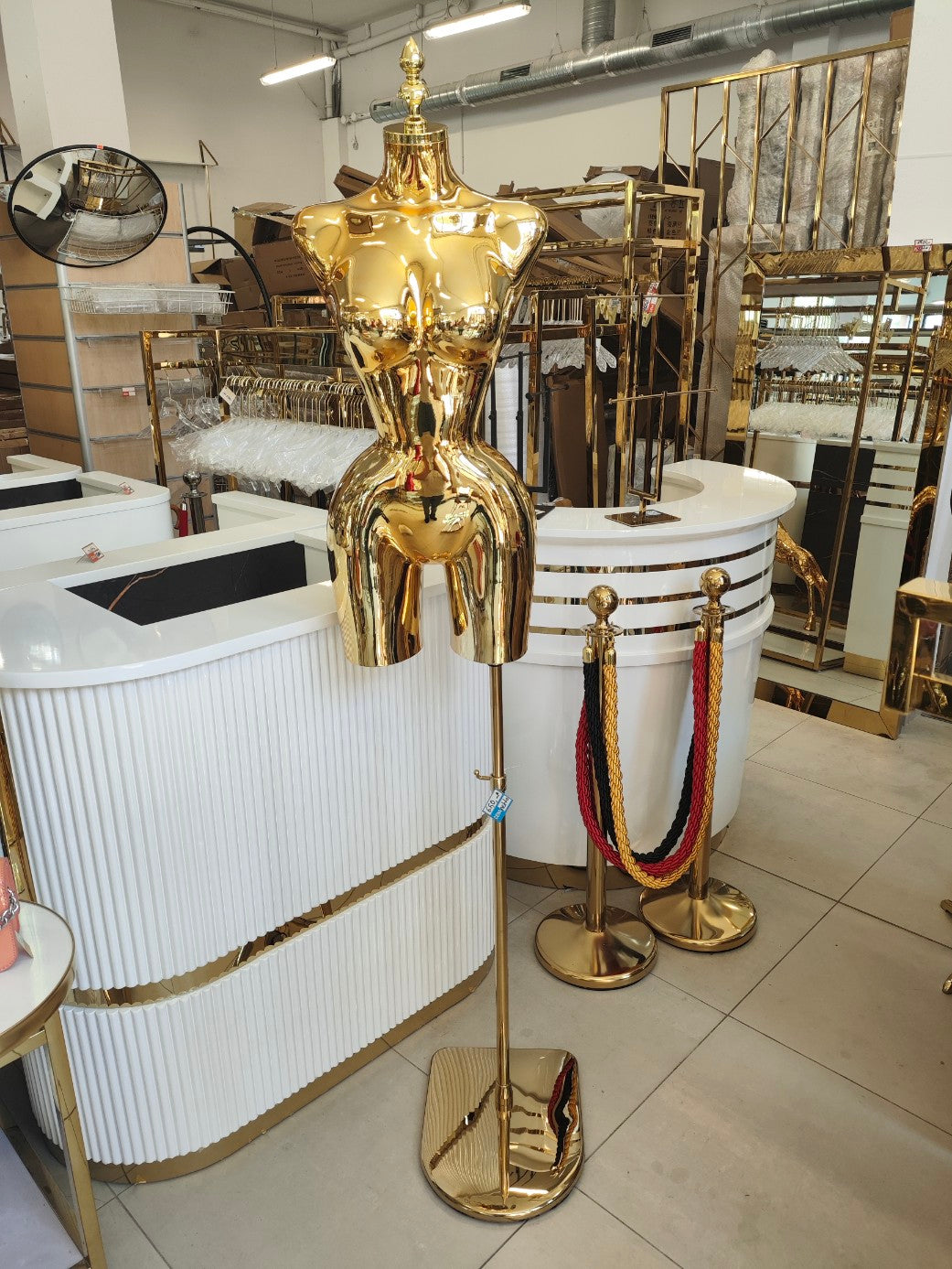 Maniquí de sastre dorado