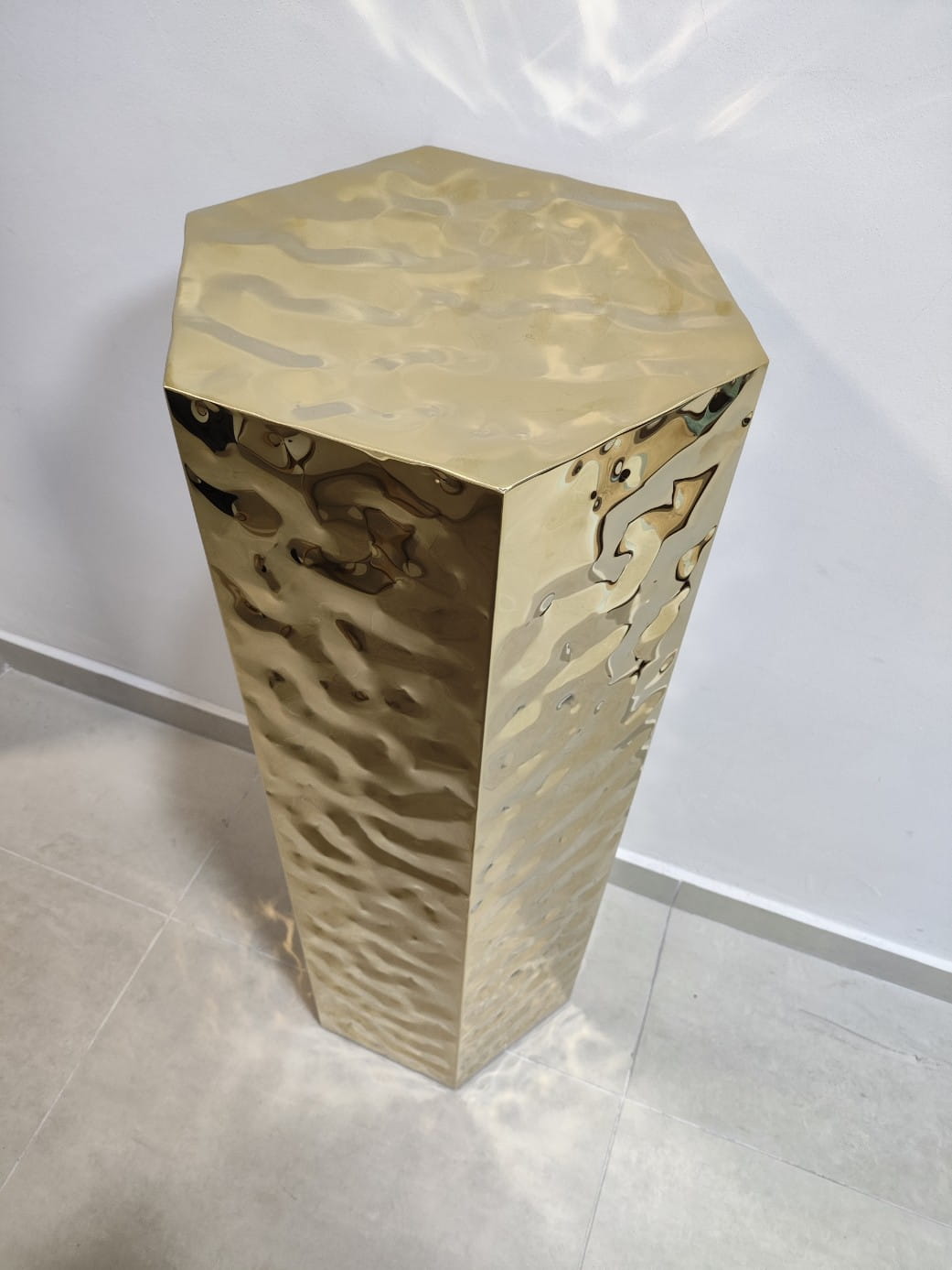 Plataforma decorativa pentágono oro 90cm
