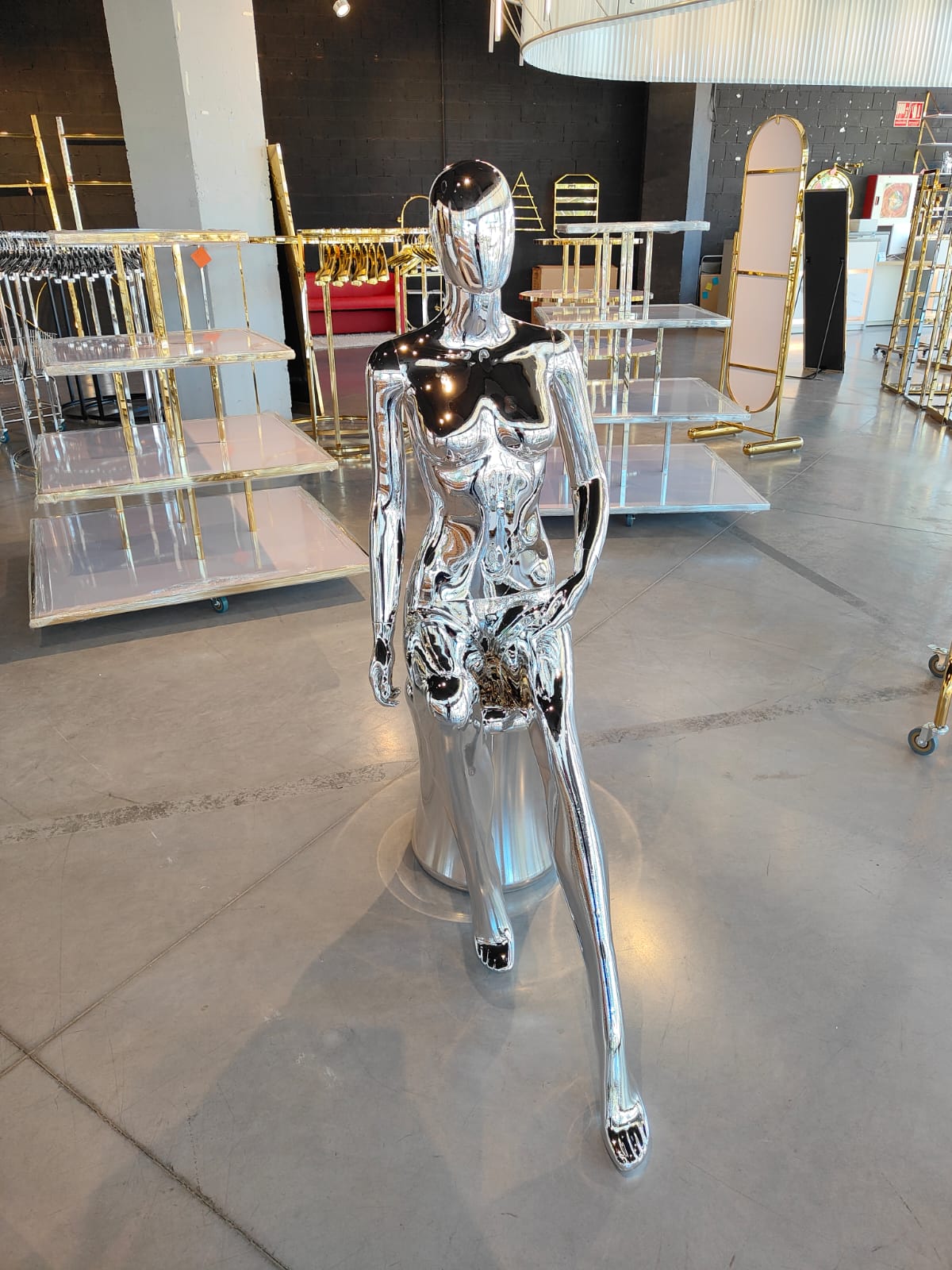 Maniquí mujer sentada plata brillo