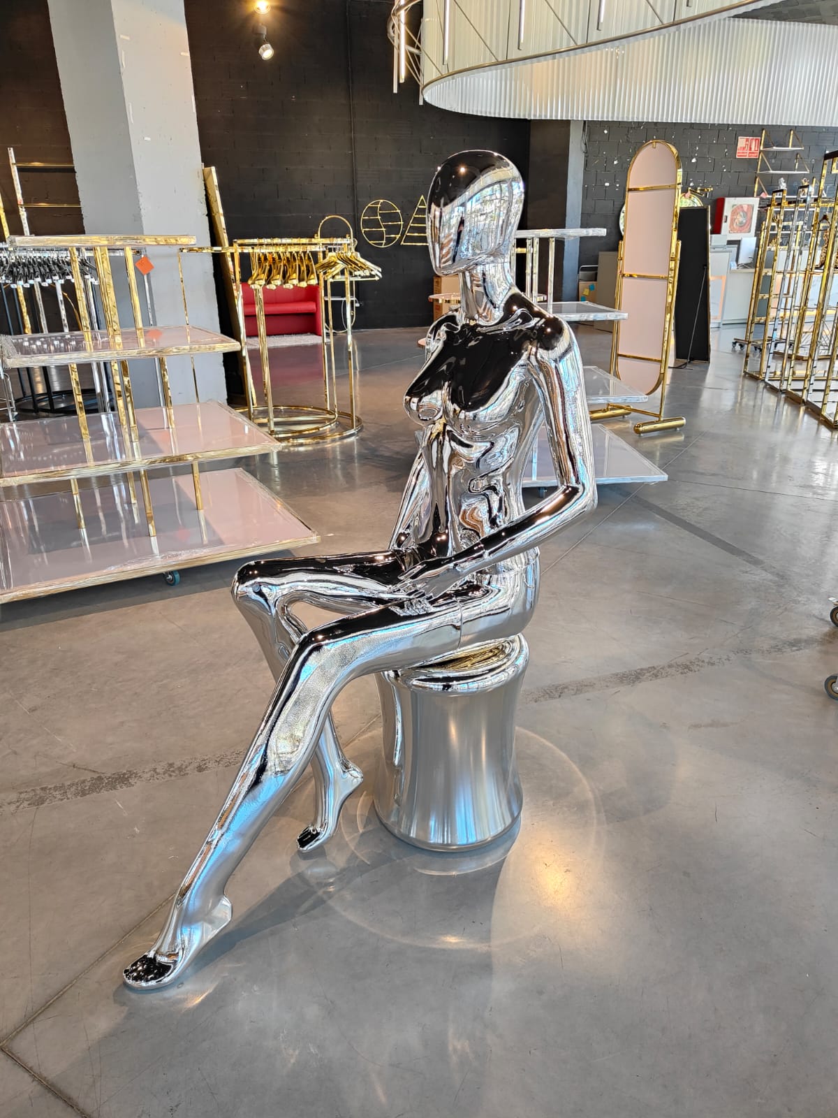 Maniquí mujer sentada plata brillo